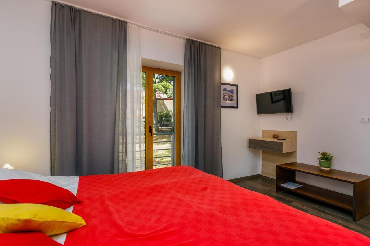 Studios Nada Krk Town Bagian luar foto